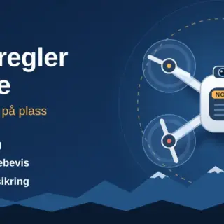 Illustrasjon av en drone sett ovenfra som flyr over fjell, med teksten «Droneregler i Norge – hva du må ha på plass» og en sjekkliste for registrering, kompetansebevis og ansvarsforsikring.