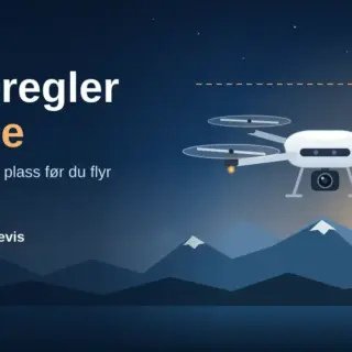 Illustrasjon av en drone som flyr over norske fjell og en fjord i skumringen under en stiplet linje merket «Maks høyde 120 m», med teksten «Droneregler i Norge» og en sjekkliste for registrering, kompetansebevis og forsikring.