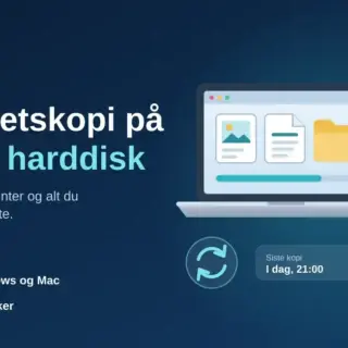 Illustrasjon av en bærbar PC med bilder, dokumenter og mapper som sikkerhetskopieres via kabel til en ekstern harddisk med et skjold og hake, ved siden av teksten «Sikkerhetskopi på ekstern harddisk – komplett guide».